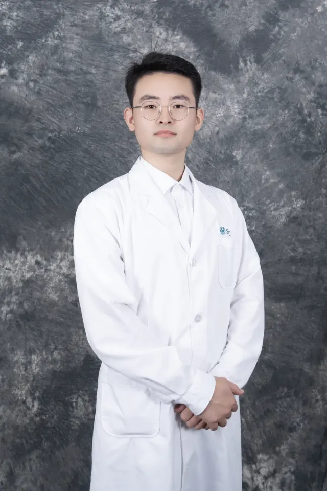 曲方圆医生照片 / Dr. Fangyuan Qu portrait