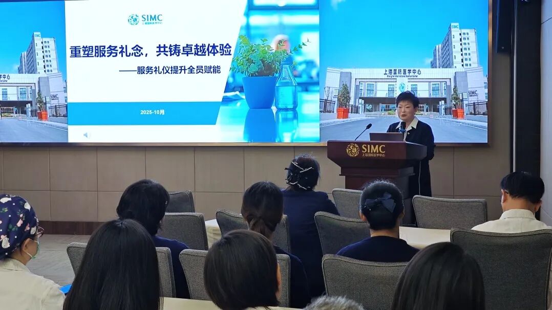 服务礼仪培训现场图1